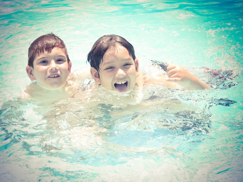 enfants piscine