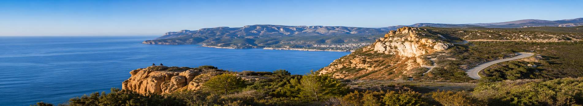 Belvédère de la route des Crêtes à Cassis, rocher ocre en surplomb de la baie